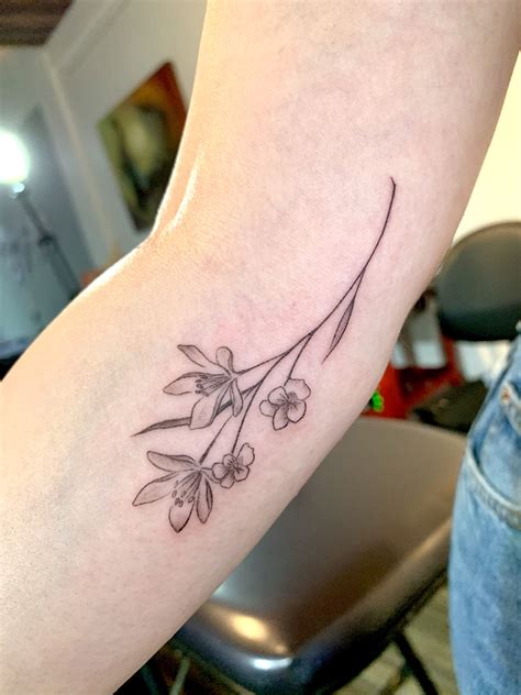 Ramo de flor tatuagem significado  Outra inspiração para a tatuagem de beija-flor no ombro é esta inspiração, que traz o desenho com preenchimento colorido